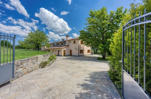 Gracisce Apartment | Grad Inn Apt Rosemary with Pool, Gračišče, Slovenia