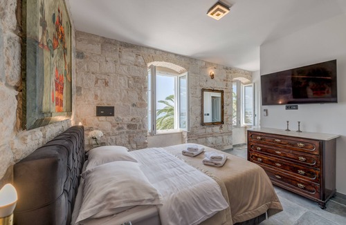 Old Town Bed & Breakfast | Grand Promenade Suite - Tale Of The Sea