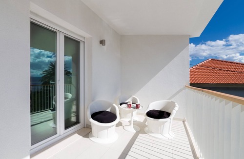 Dugi Rat Villa | Green and private with a luxury style