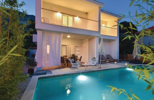 Dugi Rat Villa | Green and private with a luxury style