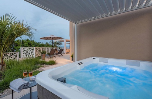 Ravni House | High comfort and a fantastic sea panorama you will enjoy in this vacation home with pool!