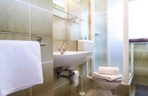 Pakostane Apartment | Holiday apartment 200 m from the beach