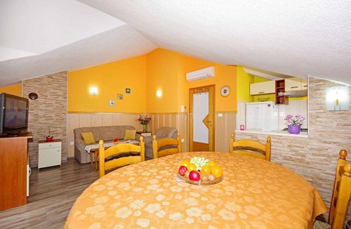 Makarska Old Town Apartment | Holiday apartment 80 m to the Adriatic Sea with internet