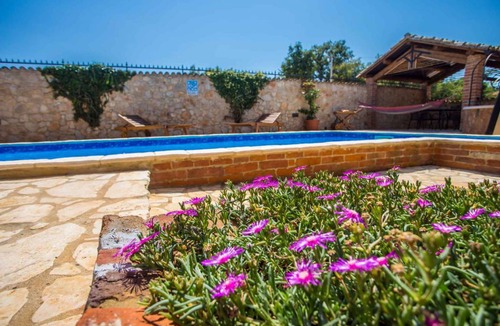 Nova Vas Apartment | Holiday apartment with pool and Tuscan style