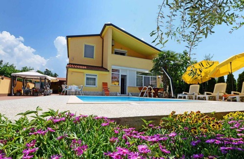 Nova Vas Apartment | Holiday apartment with use of pool