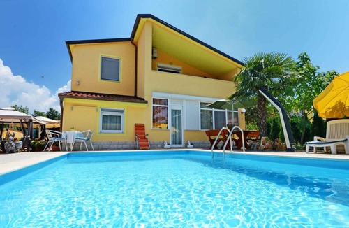 Nova Vas Apartment | Holiday apartment with use of pool