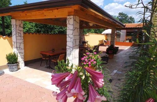 Nova Vas Apartment | Holiday apartment with use of pool