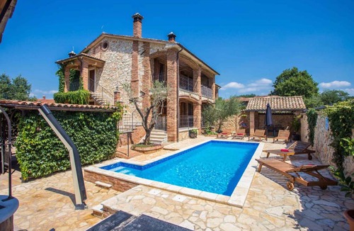 Nova Vas Apartment | Holiday apartment with pool and Tuscan style