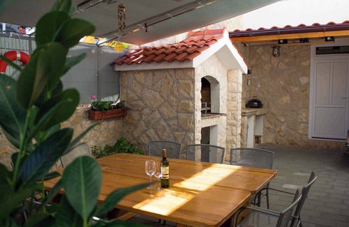 Okrug Gornji Apartment | Holiday apartment only 50 m from the beach