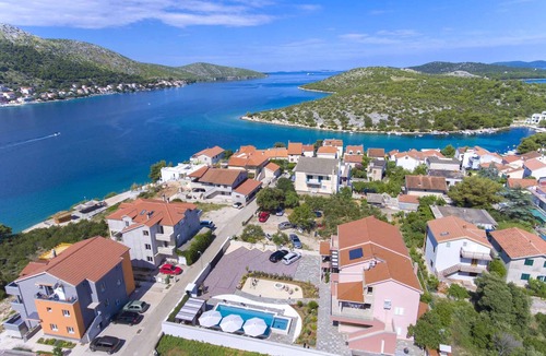 Grebastica Apartment | Holiday apartment with pool for shared use