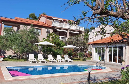 Mundanije Apartment | Holiday apartment with pool