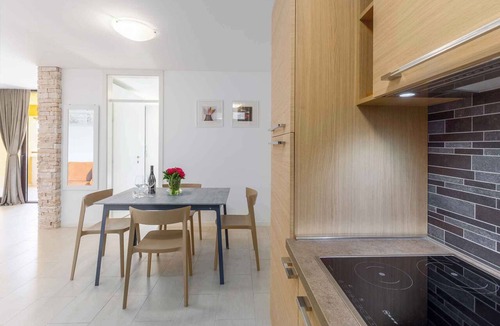 City Center Apartment | Holiday apartment with balcony and air conditioning