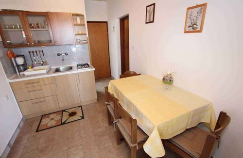 Pomer Apartment | Holiday apartment with garden and barbecue
