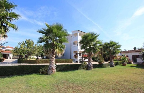 Pomer Apartment | Holiday apartment with garden and barbecue