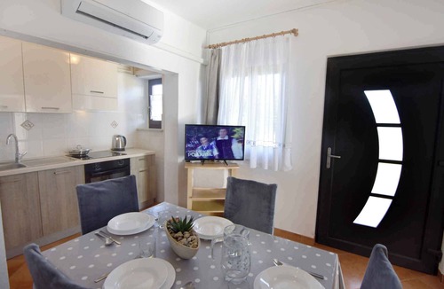 Basanija Apartment | Holiday apartment with air conditioning