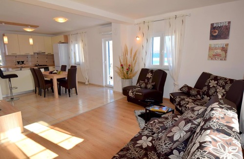 Porat Apartment | Holiday apartment with balcony and air conditioning