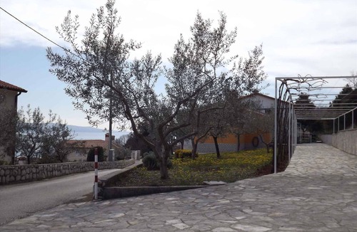 Ravni Apartment | Holiday apartment with sea view and barbecue facilities