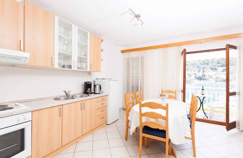 Smokvica Apartment | Holiday apartment with sea view and balcony only 50 m from the beach