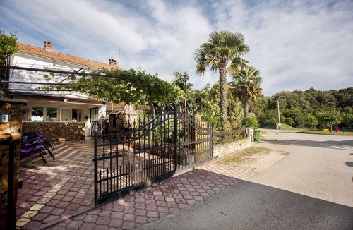Borik Apartment | Holiday apartment with whirlpool tub and barbecue