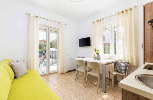 Valbandon Apartment | Holiday flat with balcony and pool
