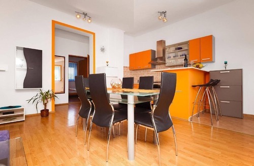Pomer Apartment | Holiday flat with jacuzzi in villa with parking space