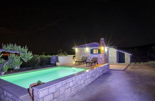 Splitska House | Holiday Home Bliss - Holiday Home with Outdoor Pool and Sea View ST