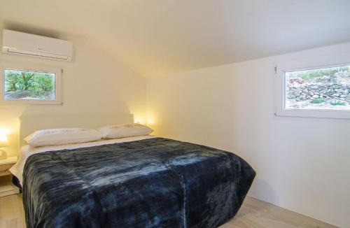 Splitska House | Holiday Home Bliss - Holiday Home with Outdoor Pool and Sea View ST