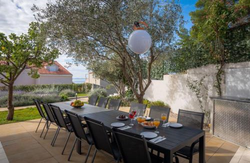 Podstrana House | Holiday Home Ferienvilla Elena mit eigenem Pool by Interhome