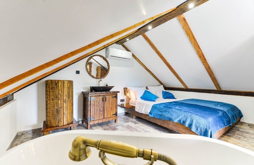 Velim House | Holiday Home Hunting House with jacuzzi