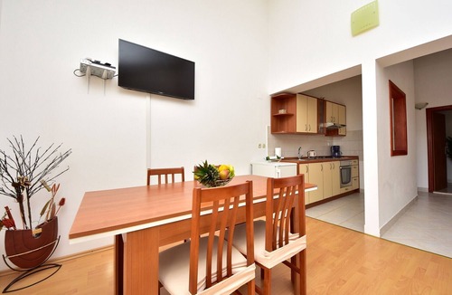 Krusevo House | Holiday Home in Krusevo with Garden & BBQ