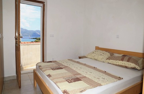 Lumbarda House | Holiday Home in Lumbarda with Garden