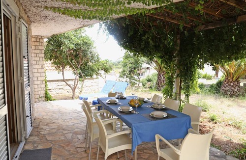 Lumbarda House | Holiday Home in Lumbarda with Garden
