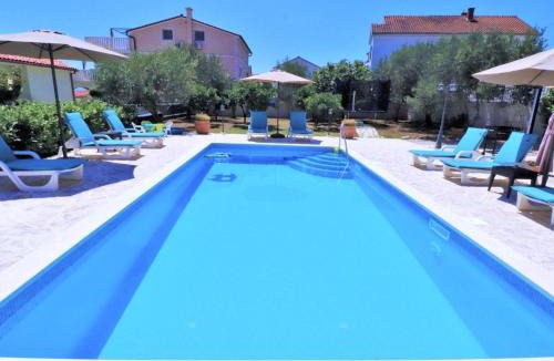 Businci House | Holiday Home in Okrug Gornji mit Schönem Pool und Meerblick by Interhome