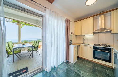 Selca House | Holiday Home Ivana - Three Bedroom holiday Home with Jacuzzi, Terrace and Sea view