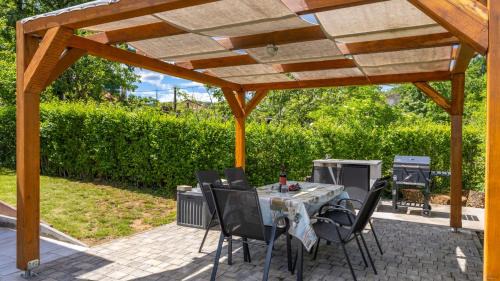 Viskovo Villa | Holiday home Luna pool Kastav by Villas Guide