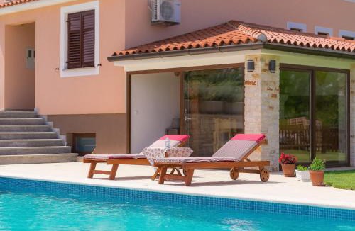 Melnica House | Holiday Home Mirjana by Interhome