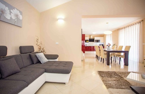 Gulici House | Holiday home mit Pool und Klimaanlage