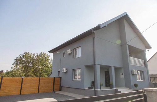 Karanac House | Holiday Home Thesaurum - Four Bedroom Holiday Home with Swimming Pool