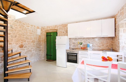 Sestanovac House | Holiday home Vicko, (15622), Žeževica, hr
