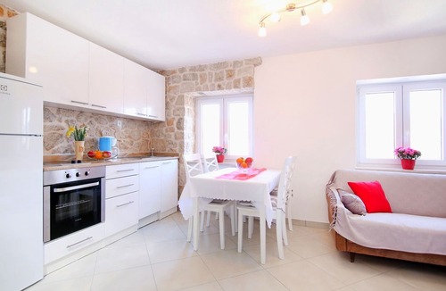 Sestanovac House | Holiday home Vicko, (15622), Žeževica, hr