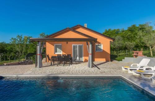 Radini House | Holiday Home Villa Pendolina mit privatem Pool und Jacuzzi by Interhome