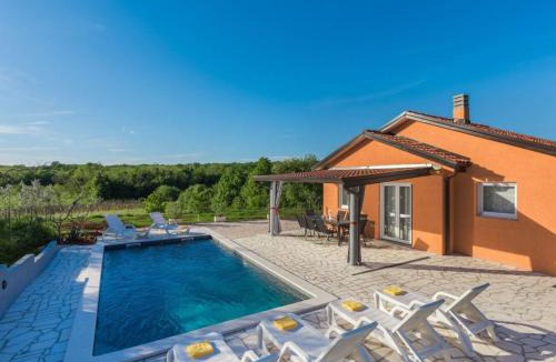 Radini House | Holiday Home Villa Pendolina mit privatem Pool und Jacuzzi by Interhome