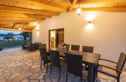 Buje House | Holiday home With a large garden pool