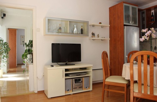 Sutivan House | Holiday House Granny Mary - Two Bedroom Holiday Home (ST)