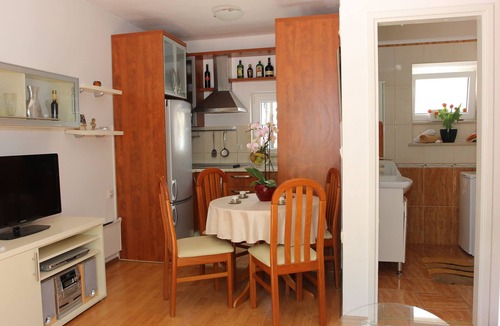 Sutivan House | Holiday House Granny Mary - Two Bedroom Holiday Home (ST)