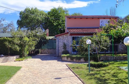 Sisan House | Holiday house with private garden and parking