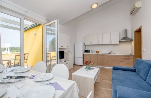 Basanija Apartment | Homerez - Apartment in Bašanija with balcony