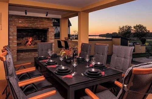 Aljmas Villa | House by the Danube with jacuzzi, sauna, pool, barbecue, and outdoor activities