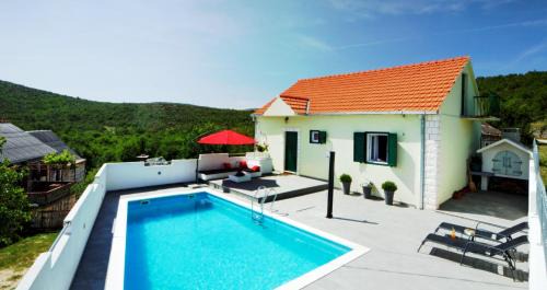 Klis House | House Lucia