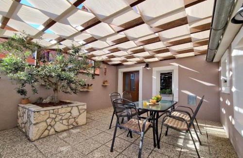 Skatari House | House Margerita